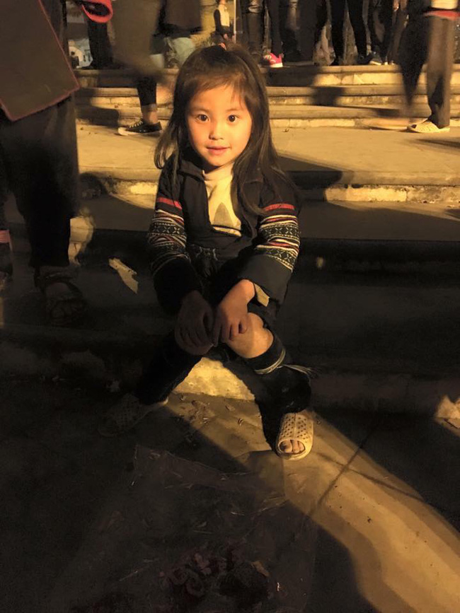 em be dan toc xinh xan nhut nhat nhu con meo nho ngoi giua cho tinh sapa
