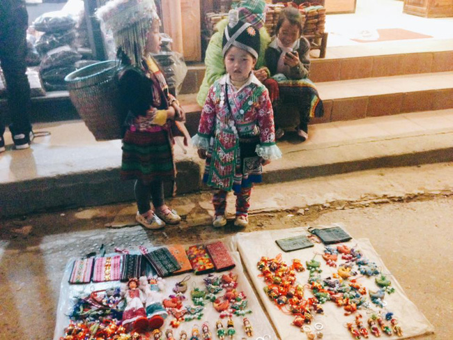 em be dan toc xinh xan nhut nhat nhu con meo nho ngoi giua cho tinh sapa