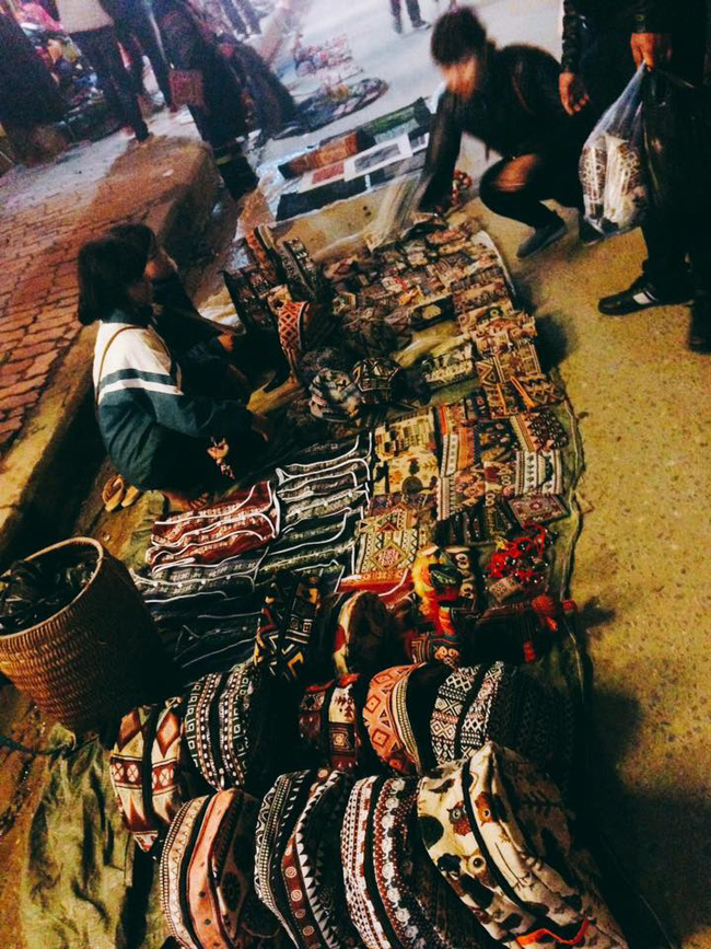 em be dan toc xinh xan nhut nhat nhu con meo nho ngoi giua cho tinh sapa