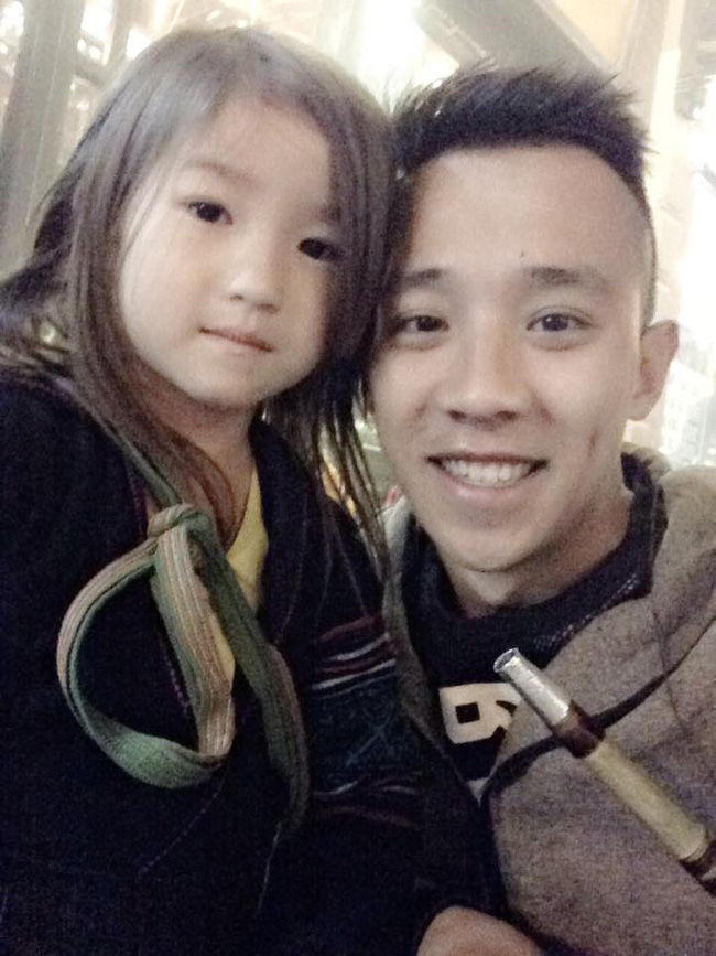 em be dan toc xinh xan nhut nhat nhu con meo nho ngoi giua cho tinh sapa