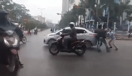 ha noi va cham giao thong 3 thanh nien xong vao danh nguoi tai xe taxi ngay giua duong