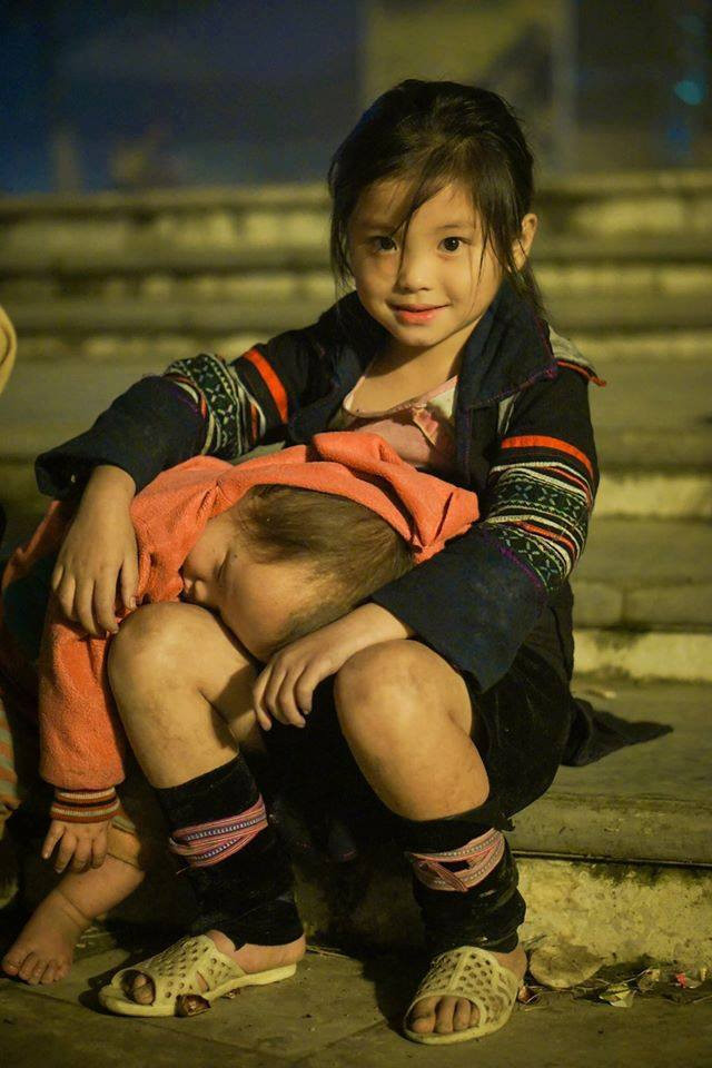 chi bang mot khoanh khac co be dan toc khien mang xa hoi xon xao