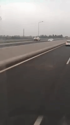 clip xe tuan tra chay nguoc chieu voi van toc 100kmgio tren cao toc ha noi hai phong