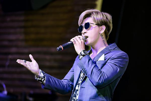 chi dan hoi hop khi hat truoc dong nghiep