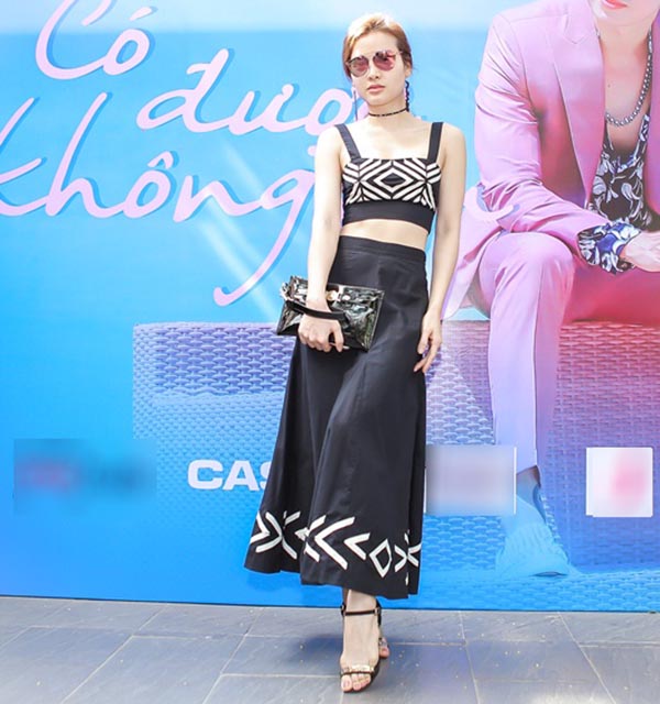 chi dan hoi hop khi hat truoc dong nghiep