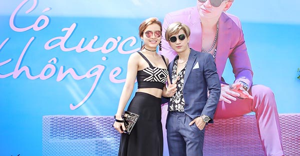 chi dan hoi hop khi hat truoc dong nghiep