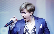 chi dan hoi hop khi hat truoc dong nghiep