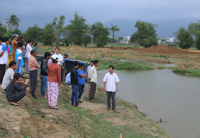 da nang ba khoc ngat ben thi the chau trai 8 tuoi chet duoi thuong tam tai ho cong trinh