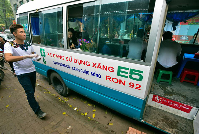 clip di doi quan an tren xe khach 29 cho o trung tam ha noi vi anh huong trat tu atgt
