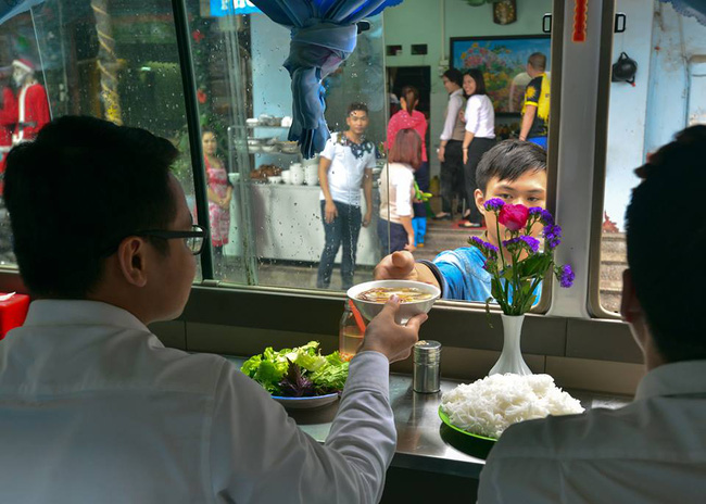 clip di doi quan an tren xe khach 29 cho o trung tam ha noi vi anh huong trat tu atgt