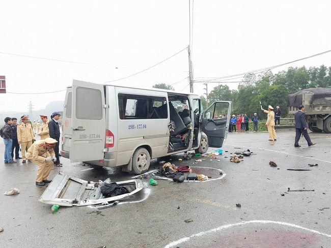 xac dinh nguyen nhan ban dau vu xe don dau dam vao xe tai khien 19 nguoi thuong vong