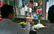quan an tren xe khach 29 cho o trung tam ha noi bi phat 25 trieu dong