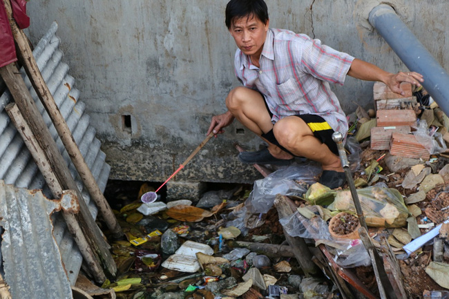 nguoi sai gon mang ghe sofa ra le duong ngoi hong mat vi nha bien thanh ham