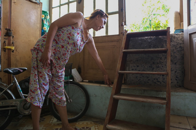 nguoi sai gon mang ghe sofa ra le duong ngoi hong mat vi nha bien thanh ham