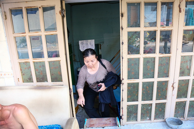 nguoi sai gon mang ghe sofa ra le duong ngoi hong mat vi nha bien thanh ham