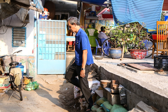nguoi sai gon mang ghe sofa ra le duong ngoi hong mat vi nha bien thanh ham