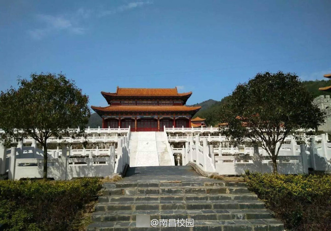 sinh vien trung quoc thich thu voi truong hoc co loi thiet ke nhu hoang cung di hoc nhu len chau