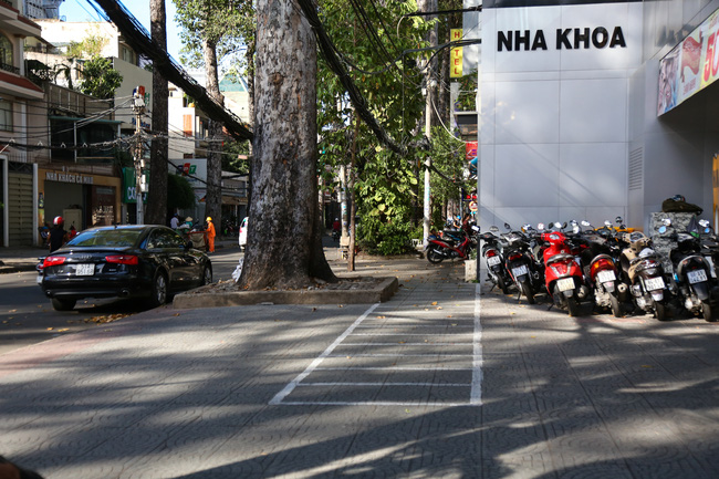 via he sai gon sau khi duoc phan chia bang vach ke nguoi di bo thoai mai dan buon ban hai long