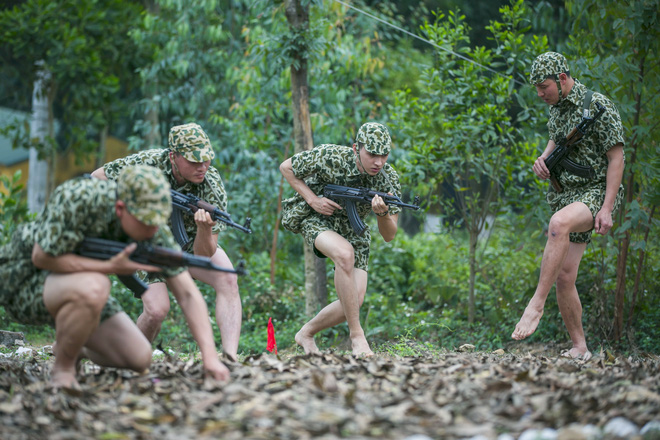 nhap ngu ca si quoc thien van doi uong sua va chong doi chi huy