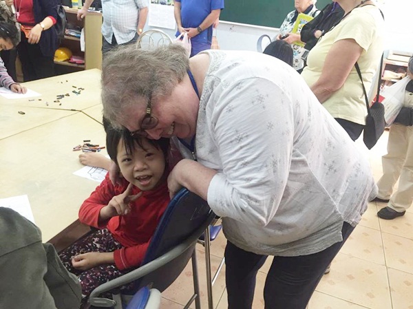 chuyen di giau cam xuc den lang huu nghi viet nam cua doan su gia suc manh huu nghi my