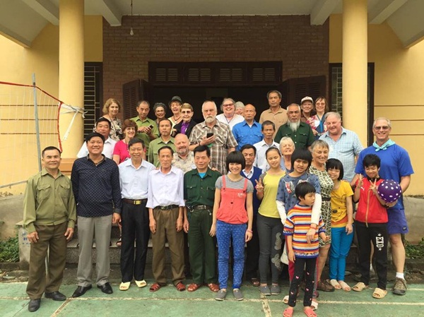 chuyen di giau cam xuc den lang huu nghi viet nam cua doan su gia suc manh huu nghi my