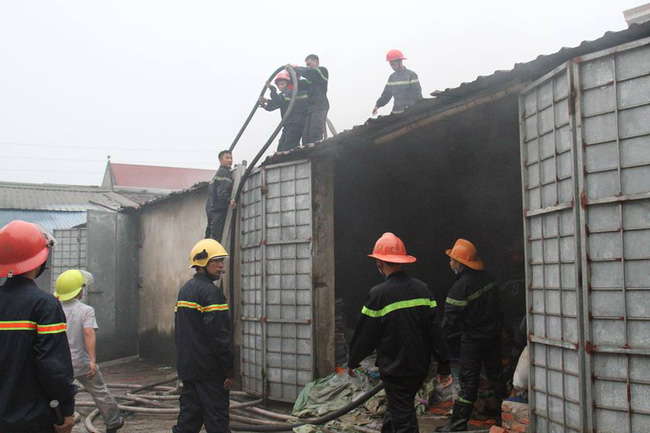 nghe an chay kho hang gan 50 chien sy pccc dap lua rong ra 2 tieng