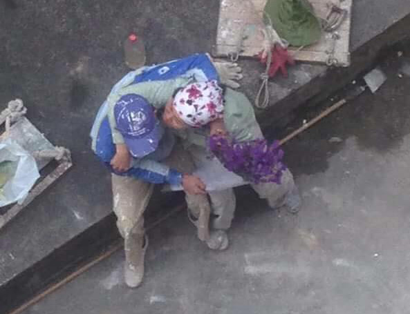 ngay quoc te hanh phuc ngam khoanh khac cap doi cong nhan om hon nhau giua lam lem