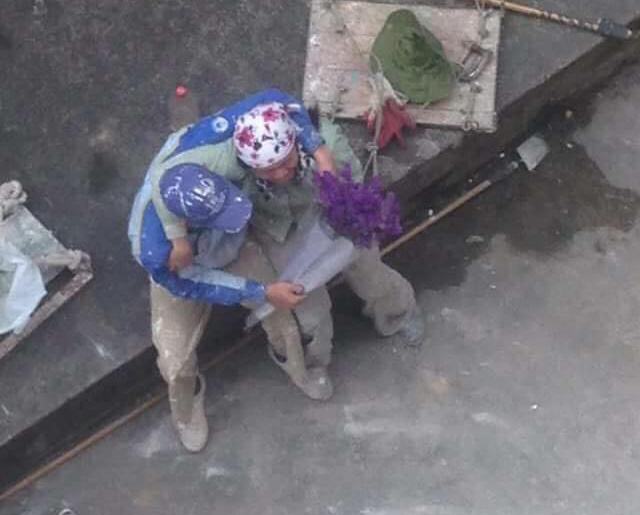 ngay quoc te hanh phuc ngam khoanh khac cap doi cong nhan om hon nhau giua lam lem
