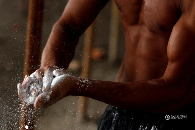 nha ngheo suc khoe yeu luoi van dong lai con nghien game chang thanh nien bat ngo thanh than tuong gioi tre sau hon 1 nam di lam tho xay