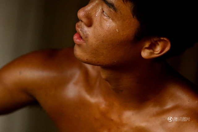 nha ngheo suc khoe yeu luoi van dong lai con nghien game chang thanh nien bat ngo thanh than tuong gioi tre sau hon 1 nam di lam tho xay