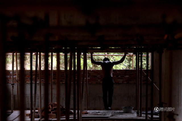 nha ngheo suc khoe yeu luoi van dong lai con nghien game chang thanh nien bat ngo thanh than tuong gioi tre sau hon 1 nam di lam tho xay