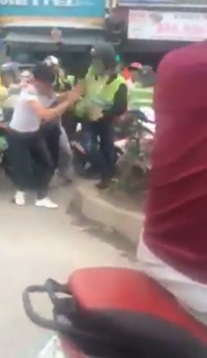 bi nhac nho vi gay on ao nhom phuot thu lao vao danh mot nam thanh nien tren duong