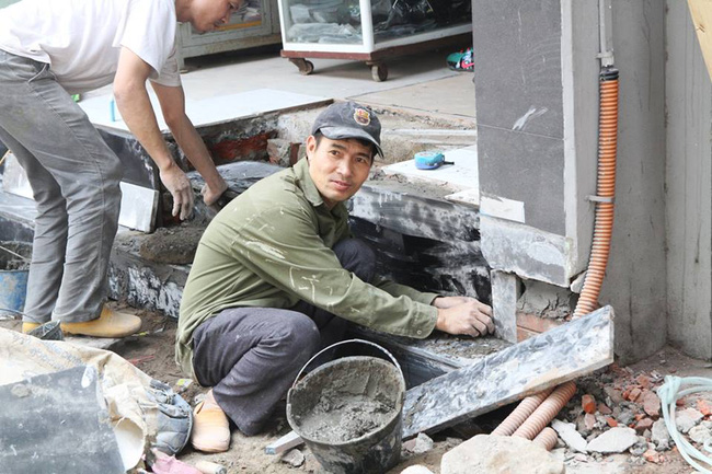 thay vi lan chiem via he nhieu nguoi dan ha noi da xay bac tam cap lui vao trong nha