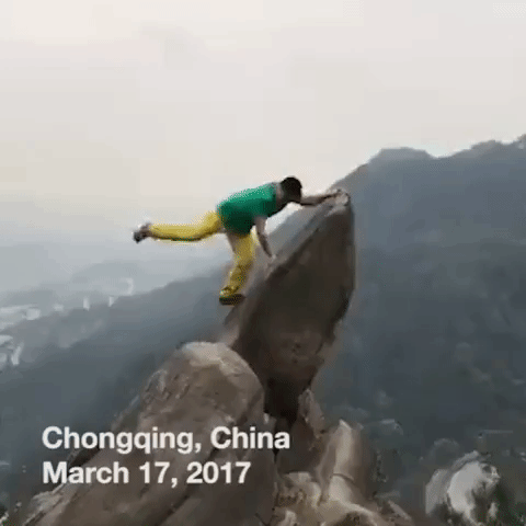 trung quo c mai tao da ng chu p a nh cuc ngau cha ng trai truo t tay lan xuo ng vach da