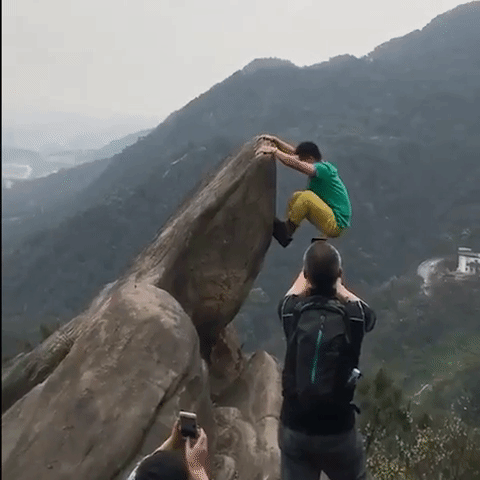 trung quo c mai tao da ng chu p a nh cuc ngau cha ng trai truo t tay lan xuo ng vach da