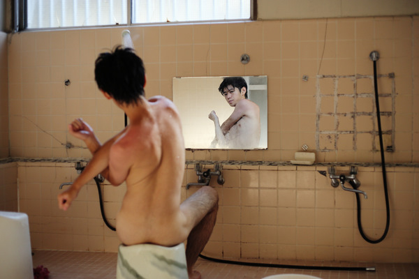 ven buc man bi mat ve cuoc song lan khuat hang chuc nam trong nhung can phong cua hon trieu nguoi nhat