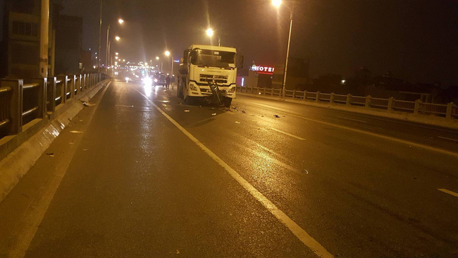 ha noi xe may tong truc dien vao xe bon tren cau vinh tuy 3 thanh nien tu vong tai cho