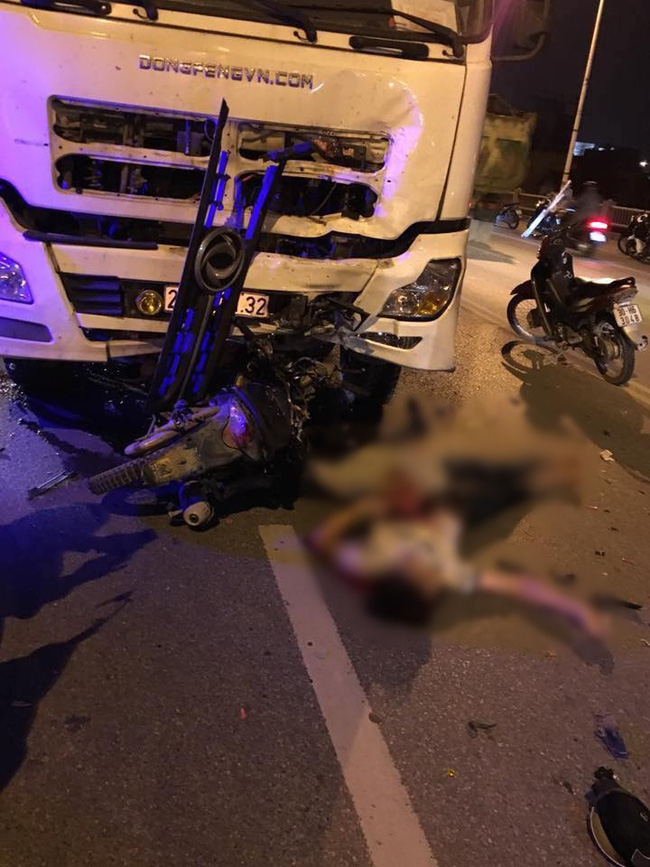 ha noi xe may tong truc dien vao xe bon tren cau vinh tuy 3 thanh nien tu vong tai cho