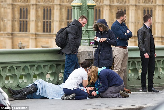 su tan bao chi khien long tot them toa sang khi nhung nguoi xa la bat chap nguy hiem de o ben nhau trong vu khung bo anh