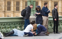 su tan bao chi khien long tot them toa sang khi nhung nguoi xa la bat chap nguy hiem de o ben nhau trong vu khung bo anh