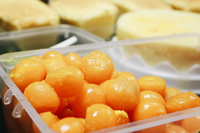 ha noi dau cu phai via he moi dat khach quan banh bien hieu be xiu khuat trong khu tap the van dong nuom nuop