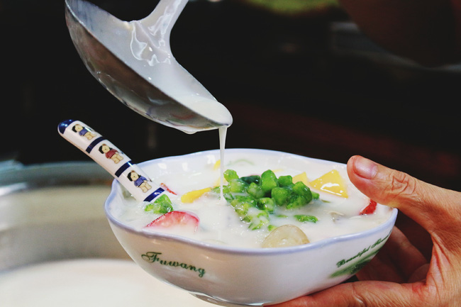 ha noi dau cu phai via he moi dat khach quan banh bien hieu be xiu khuat trong khu tap the van dong nuom nuop