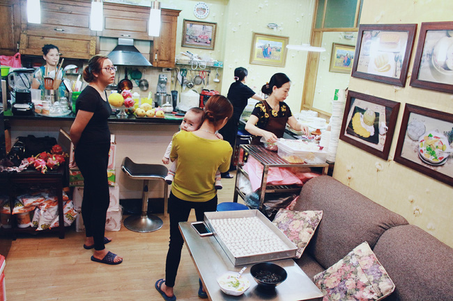 ha noi dau cu phai via he moi dat khach quan banh bien hieu be xiu khuat trong khu tap the van dong nuom nuop