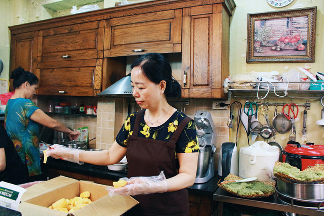 ha noi dau cu phai via he moi dat khach quan banh bien hieu be xiu khuat trong khu tap the van dong nuom nuop