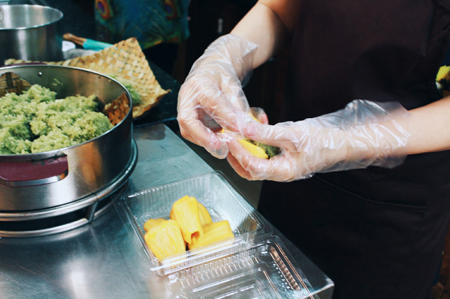 ha noi dau cu phai via he moi dat khach quan banh bien hieu be xiu khuat trong khu tap the van dong nuom nuop