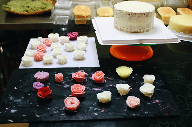 ha noi dau cu phai via he moi dat khach quan banh bien hieu be xiu khuat trong khu tap the van dong nuom nuop