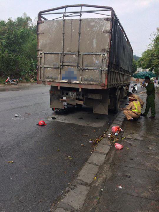 ha giang dam vao duoi xe tai xe dap dien nam gon duoi gam