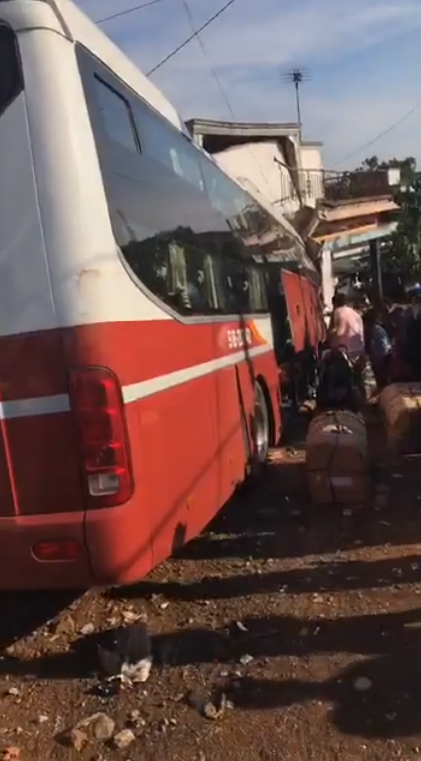 lam dong xe khach phuong trang va thanh buoi va cham roi lao thang vao nha dan khien nhieu nguoi thuong vong