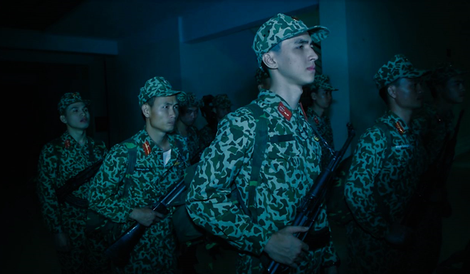 nhap ngu hot boy binh an noi cau vi phai tam nuoc lanh