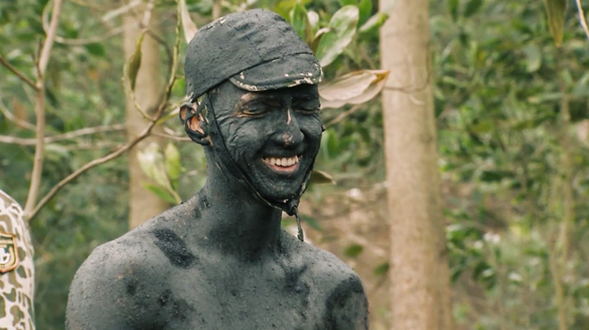 nhap ngu hot boy binh an noi cau vi phai tam nuoc lanh